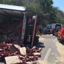 Vídeo mostra carreta rebocada tombando de novo na BR-381 - CBMMG/Reprodução