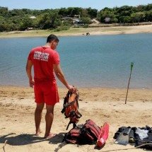Bombeiros retomam buscas por homem que se afogou na lagoa Várzea das Flores -  (crédito: CBMMG/Reprodução)