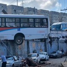 Ônibus derruba muro de garagem e fica pendurado em Minas - Reprodução:Redes Sociais 
