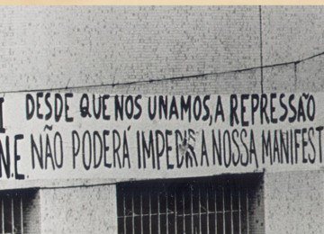 Faixa em protesto contra a ditadura na Faculdade de Medicina da UFMG -  (crédito: Reprodução / Projeto Memória / UFMG)