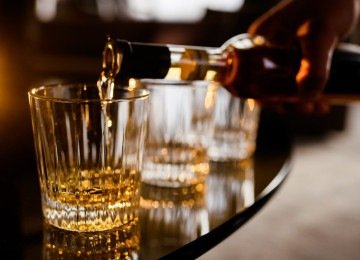 Destilados estão cada vez menos presentes nas mesas de bares e restaurantes brasileiros após os casos de intoxicação por metanol causados por bebidas adulteradas -  (crédito: Freepik)