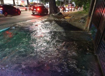 Água suja tomou toda a calçada da avenida -  (crédito: Marcos Vieira/EM/D.A.Press)