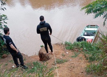 Com a ajuda de uma embarcação, bombeiros resgataram o corpo de u homem que estava desaparecido em Pouso Alegre -  (crédito: CBMMG)
