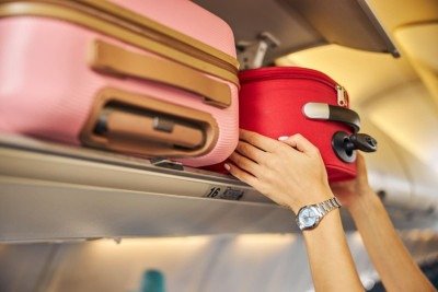 Na Europa, companhias aéreas de baixo custo cobram pelas bagagens de mão nas aeronaves -  (crédito: Freepik)