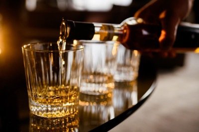Destilados estão cada vez menos presentes nas mesas de bares e restaurantes brasileiros após os casos de intoxicação por metanol causados por bebidas adulteradas -  (crédito: Freepik)
