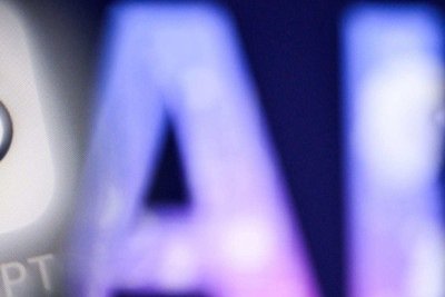 Letras AI para Inteligência Artificial em uma tela de laptop; imagem meramente ilustrativa -  (crédito: KIRILL KUDRYAVTSEV / AFP)