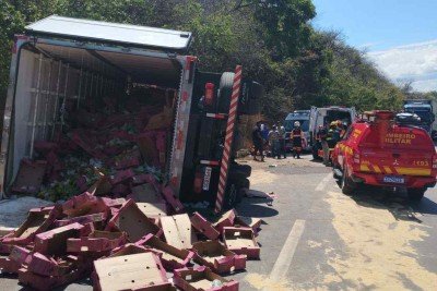 Carga de mamão ficou espalhada na BR-381, em Caeté -  (crédito: CBMMG/Reprodução)