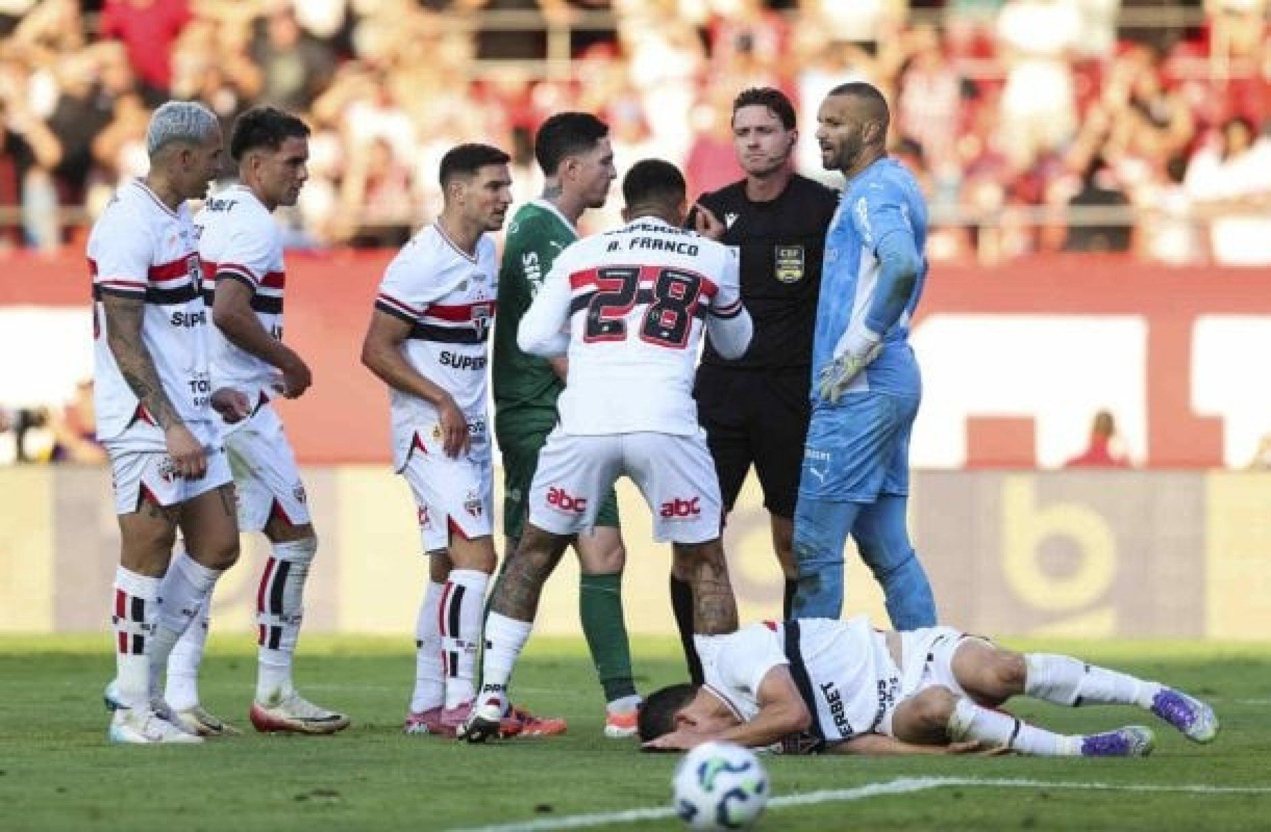 Pesquisa: 50% dos torcedores veem favorecimento da arbitragem a três clubes