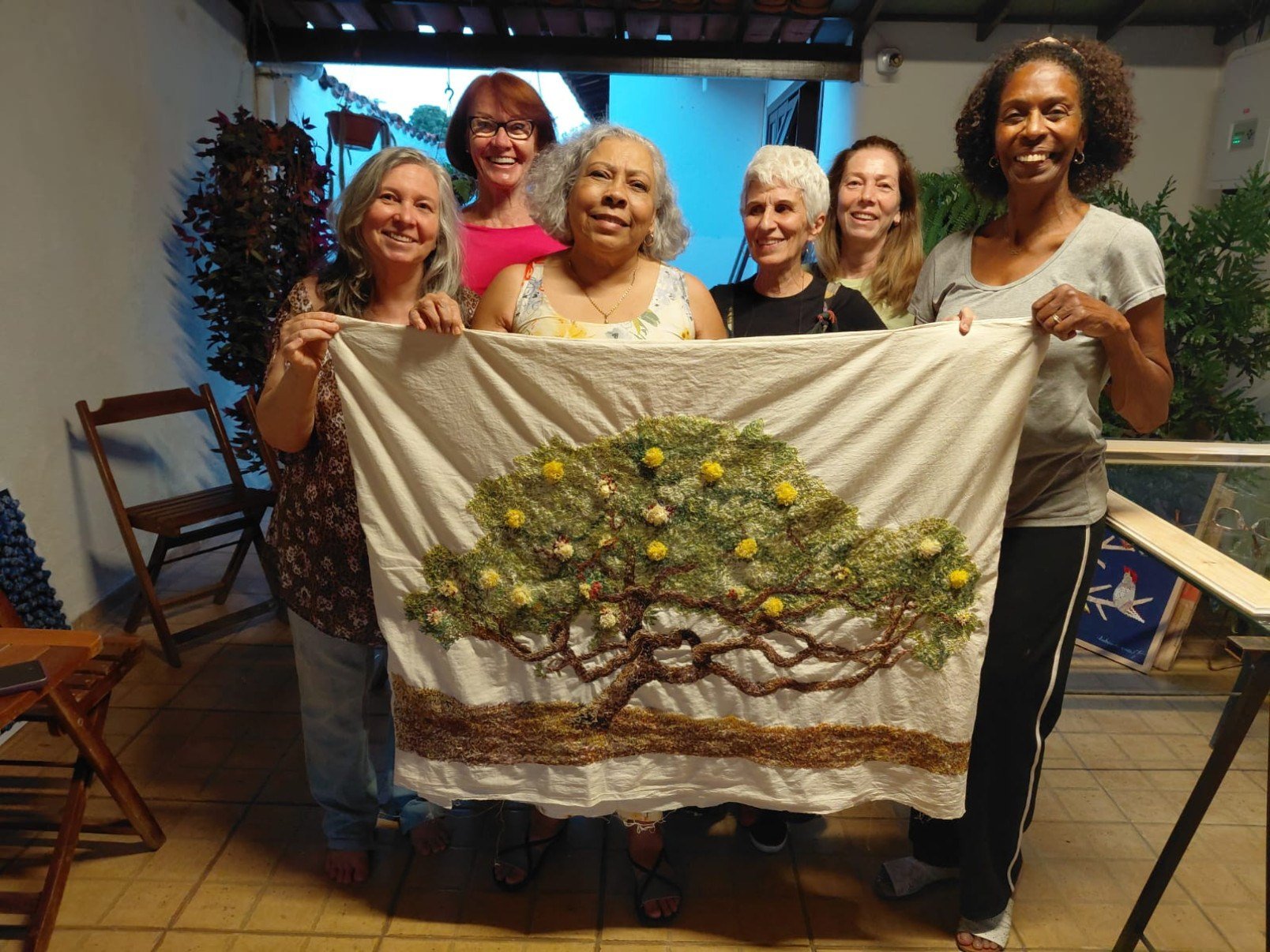 As criadoras do projeto Linhas da Vida criam arte através do bordado