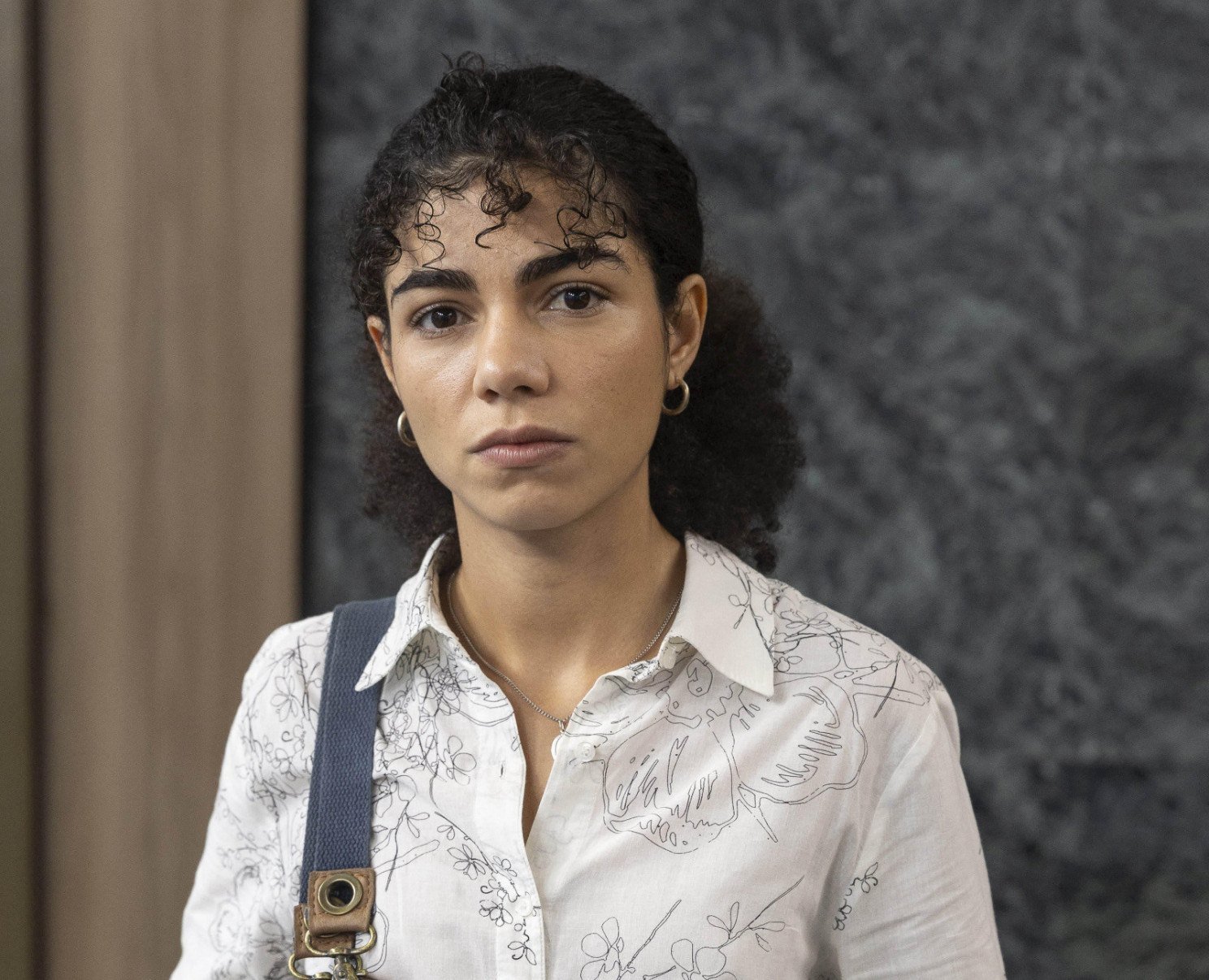 Atriz Samantha Jones olha para a câmera