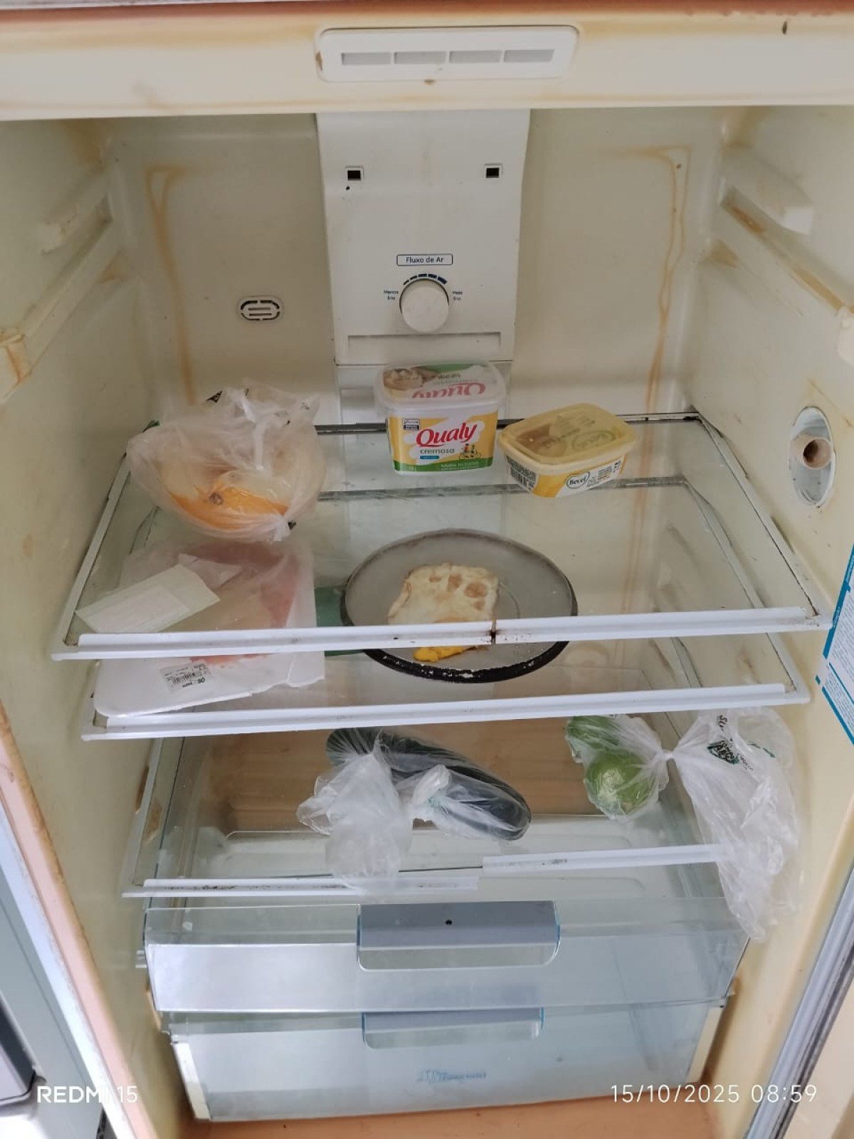 Ainda foram encontrados alimentos estragados, armazenados em uma geladeira desligada -Reprodução / PCMG
