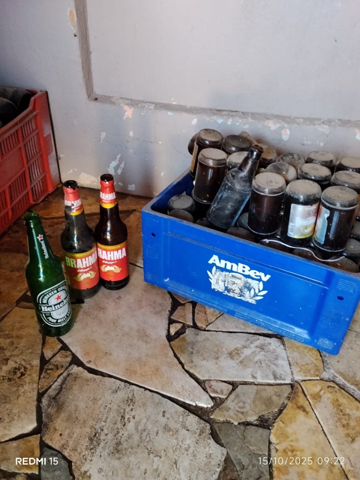 Policiais também constataram a presença de engradados de bebidas alcoólicas no imóvel-Reprodução / PCMG
