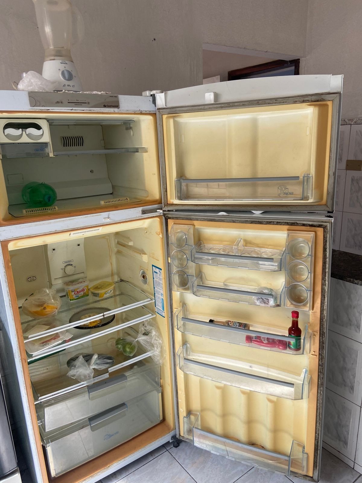 Ainda foram encontrados alimentos estragados, armazenados em uma geladeira desligada -Reprodução / PCMG