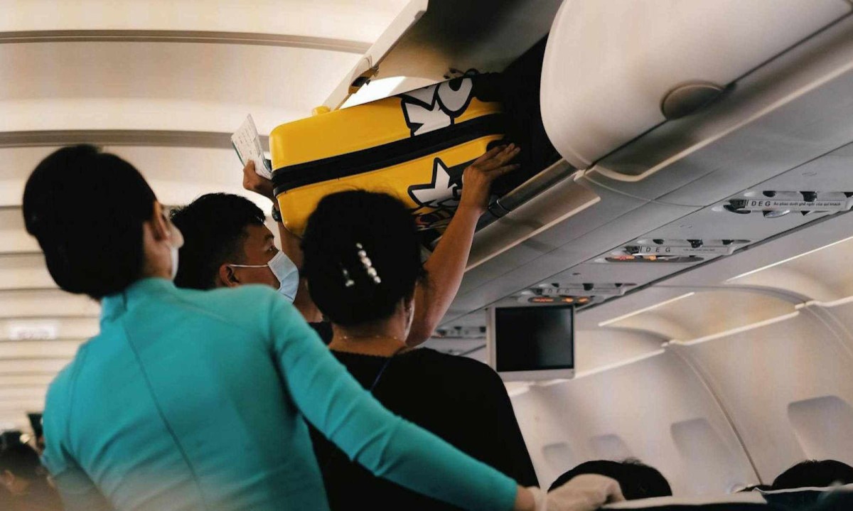 Passageiro coloca mala no bagageiro de avião; imagem meramente ilustrativa - (crédito: Pew Nguyen/Pexels) Passageiro coloca mala no bagageiro de avião; imagem meramente ilustrativa - (crédito: Pew Nguyen/Pexels)