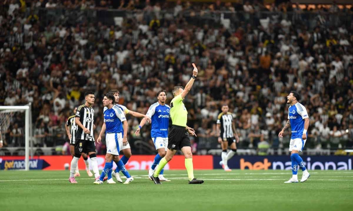 O árbitro Paulo César Zanovelli mostra cartão a jogador do Cruzeiro durante o clássico contra o Atlético, na última quarta-feira (15/10), na Arena MRV - (crédito: Ramon Lisboa/EM/D.A. Press) O árbitro Paulo César Zanovelli mostra cartão a jogador do Cruzeiro durante o clássico contra o Atlético, na última quarta-feira (15/10), na Arena MRV - (crédito: Ramon Lisboa/EM/D.A. Press)