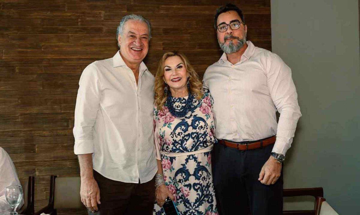 Sérgio Coelho, presidente do Atlético, a aniversariante Marta Ramos e o juiz federal Marcelo Bretas -  (crédito: Cíntia Aguiar/divulgação) Sérgio Coelho, presidente do Atlético, a aniversariante Marta Ramos e o juiz federal Marcelo Bretas -  (crédito: Cíntia Aguiar/divulgação)