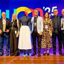 Ronaldo Scucato, presidente do Sistema Ocemg; Ana Branco, CEO da Wex; Alexandre Gatti, Superintendente da Ocemg; Isabela Pérez, gerente-geral 
da Ocemg; Luiz Branco, CEO do WCM; Samuel Flam, vice-presidente da 
Ocemg, durante entrega do vestido histórico -  (crédito: Samuel Gê/Divulgação WCM)
