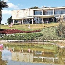 PROJETADO PELO ARQUITETO OSCAR NIEMEYER, O MUSEU SE DESTACA TAMBÉM PELOS BELOS JARDINS PLANEJADOS POR BURLE MARX  -  (crédito: JAIR AMARAL/EM/D.A PRESS)