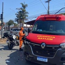 Carro bate em viatura dos Bombeiros e complica o trânsito na Grande BH - TransCon/Reprodu&ccedil;&atilde;o