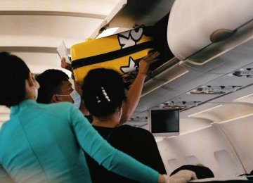Passageiro coloca mala no bagageiro de avião; imagem meramente ilustrativa -  (crédito: Pew Nguyen/Pexels)