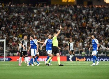 O árbitro Paulo César Zanovelli mostra cartão a jogador do Cruzeiro durante o clássico contra o Atlético, na última quarta-feira (15/10), na Arena MRV -  (crédito: Ramon Lisboa/EM/D.A. Press)