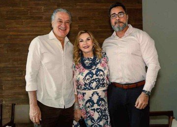 Sérgio Coelho, presidente do Atlético, a aniversariante Marta Ramos e o juiz federal Marcelo Bretas -  (crédito: Cíntia Aguiar/divulgação)