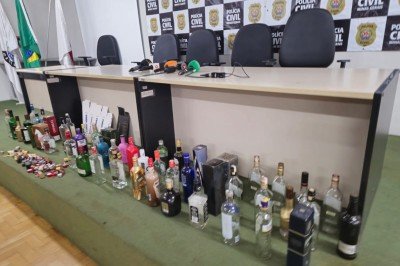 As garrafas eram armazenadas em meio à sujeira, com presença de urina de rato, baratas e outros insetos -  (crédito:  Jair Amaral/EM/D.A Press)