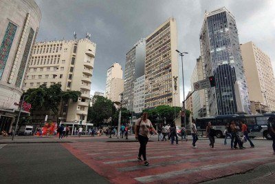 Belo Horizonte está em alerta para pancadas de chuva nesta sexta-feira (17/10), de acordo com a Defesa Civil municipal. O aviso é válido até as 8h deste sábado (18/10)
 -  (crédito: Jair Amaral/EM/D.A Press. Brasil. Belo Horizonte - MG - 12/12/2023)