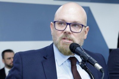 Deputado estadual Professor Cleiton e oposição a Romeu Zema vem atuando para retirar documentos da Codemig de sigilo de 15 anos -  (crédito: Guilherme Bergamini/ALMG)