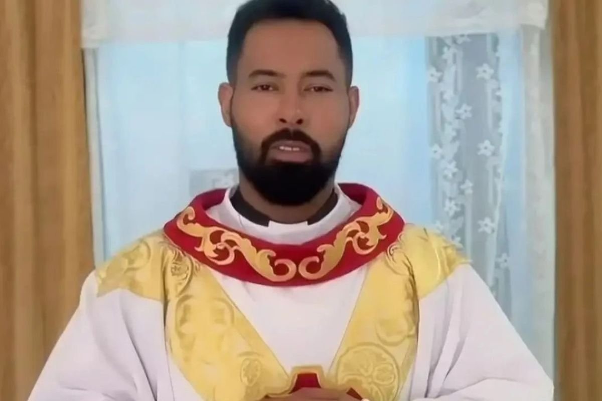 Caso do padre com noiva vai parar na polícia; entenda - Reprodu&ccedil;&atilde;o/Redes Sociais