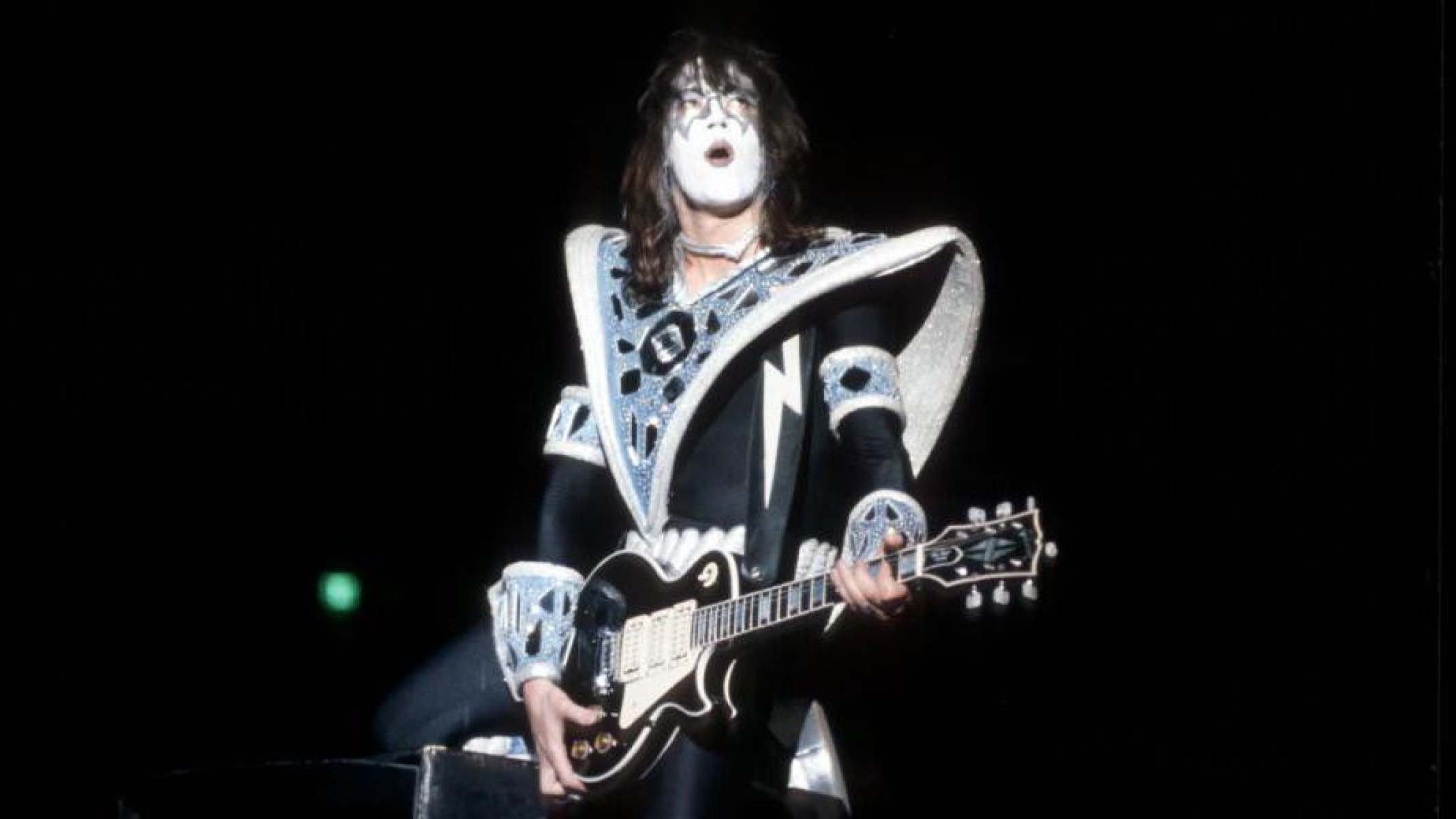 Quem era Ace Frehley, o guitarrista 'espacial' da banda Kiss, morto aos 74 anos