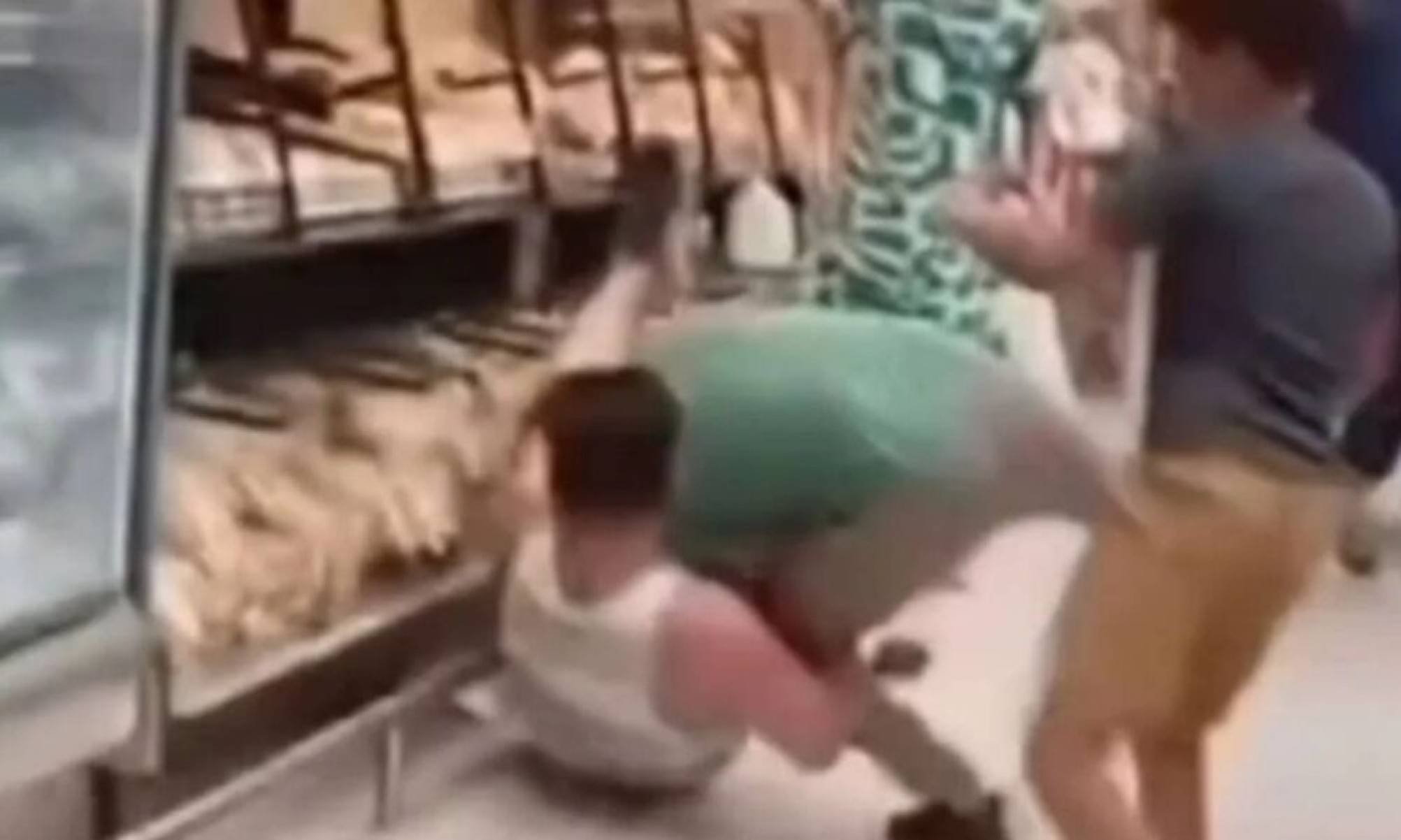 Quem é você na fila do pão? Briga por pegador termina em troca de socos na padaria -  (crédito: Tupi)
