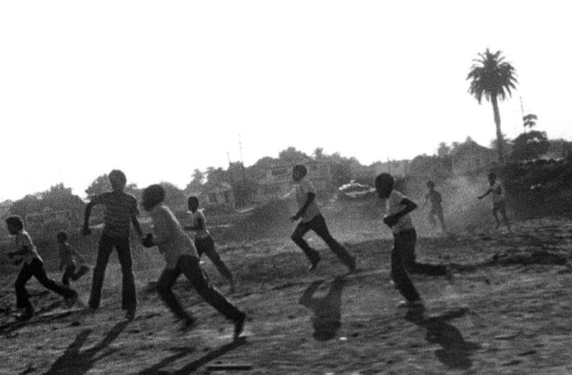 Jovens negros correm em cena do filme O matador de ovelhas