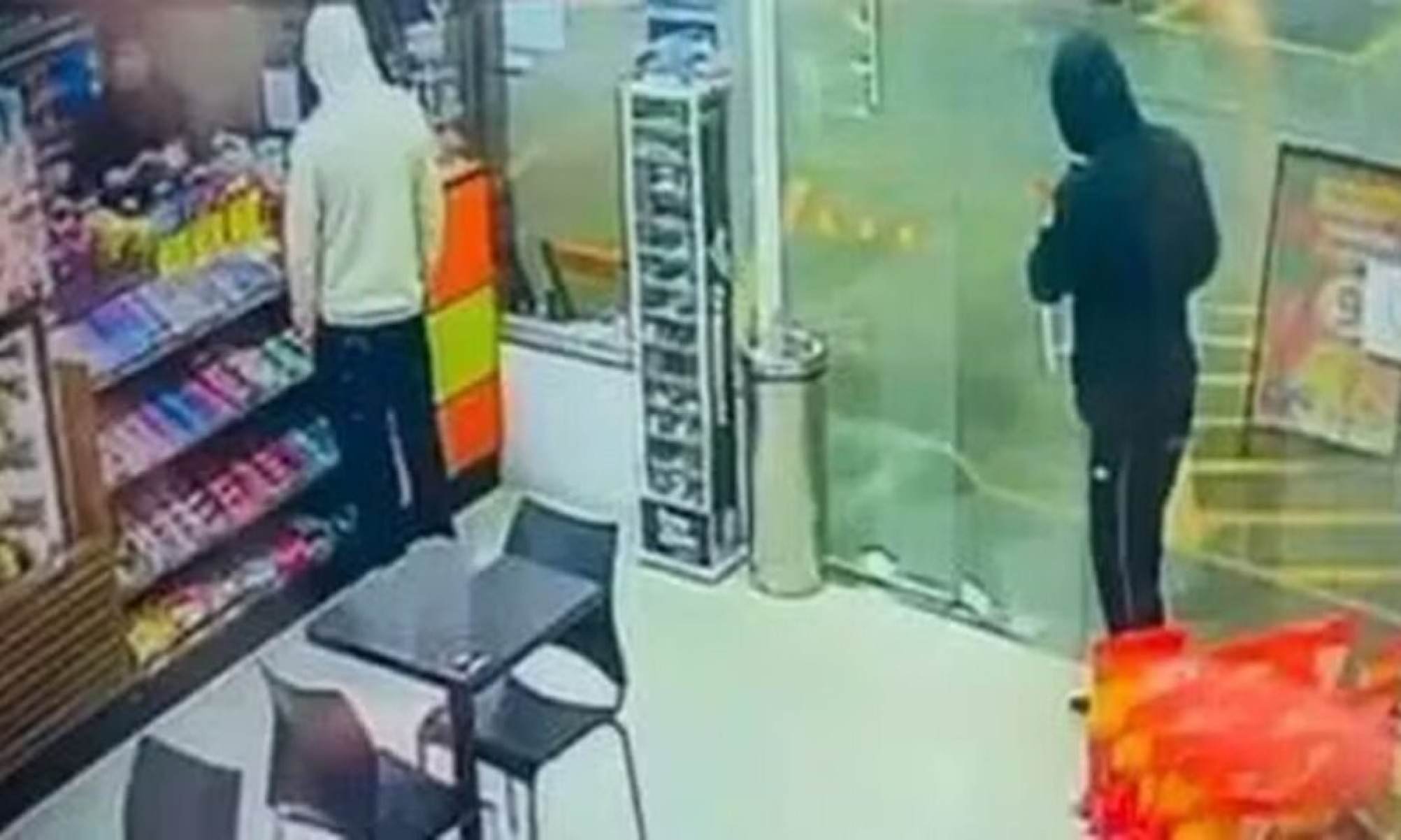 Família é feita refém em assalto e mulher é estuprada na frente do marido - Tupi