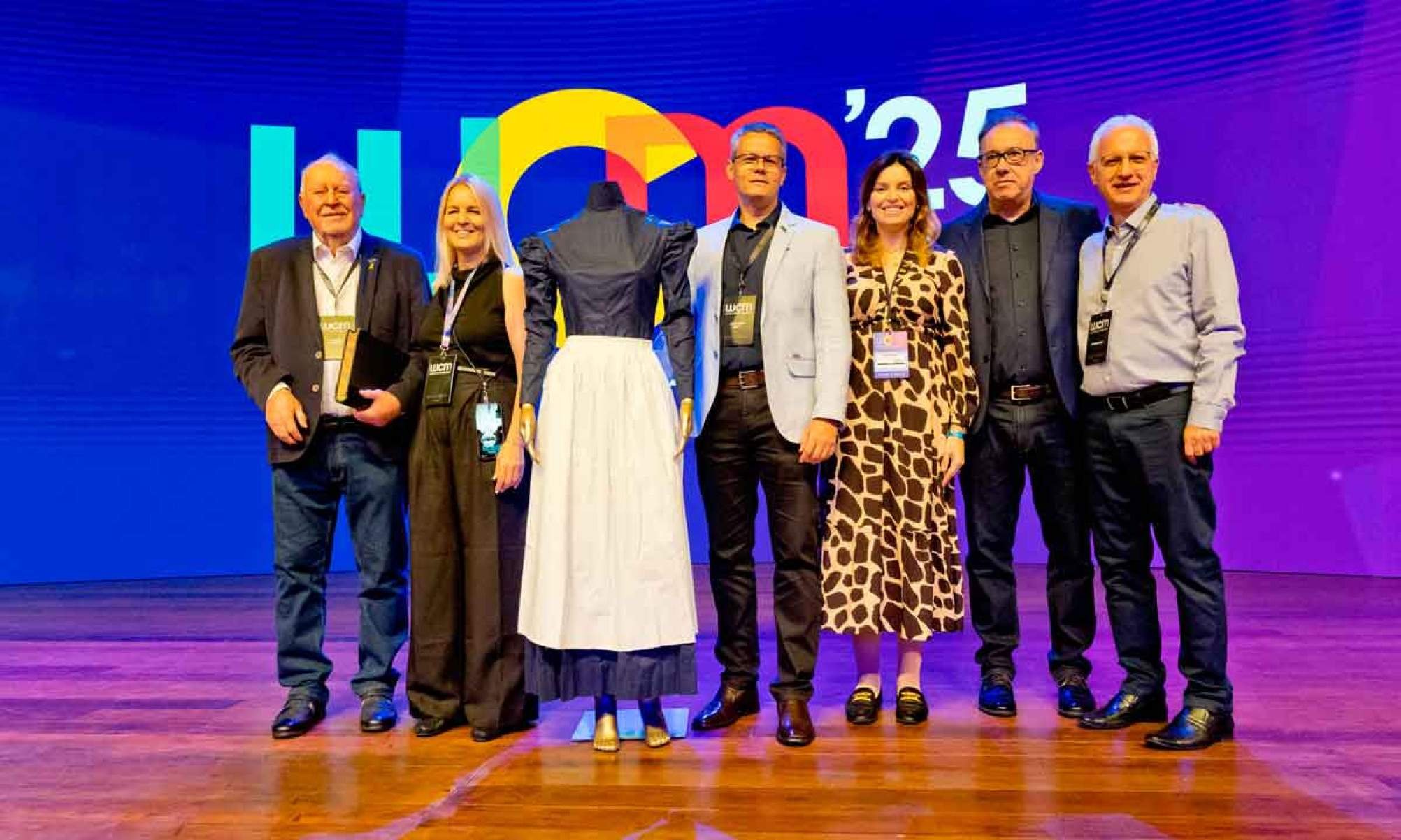 Ronaldo Scucato, presidente do Sistema Ocemg; Ana Branco, CEO da Wex; Alexandre Gatti, Superintendente da Ocemg; Isabela Pérez, gerente-geral
da Ocemg; Luiz Branco, CEO do WCM; Samuel Flam, vice-presidente da
Ocemg, durante entrega do vestido histórico - (crédito: Samuel Gê/Divulgação WCM) Ronaldo Scucato, presidente do Sistema Ocemg; Ana Branco, CEO da Wex; Alexandre Gatti, Superintendente da Ocemg; Isabela Pérez, gerente-geral
da Ocemg; Luiz Branco, CEO do WCM; Samuel Flam, vice-presidente da
Ocemg, durante entrega do vestido histórico - (crédito: Samuel Gê/Divulgação WCM)