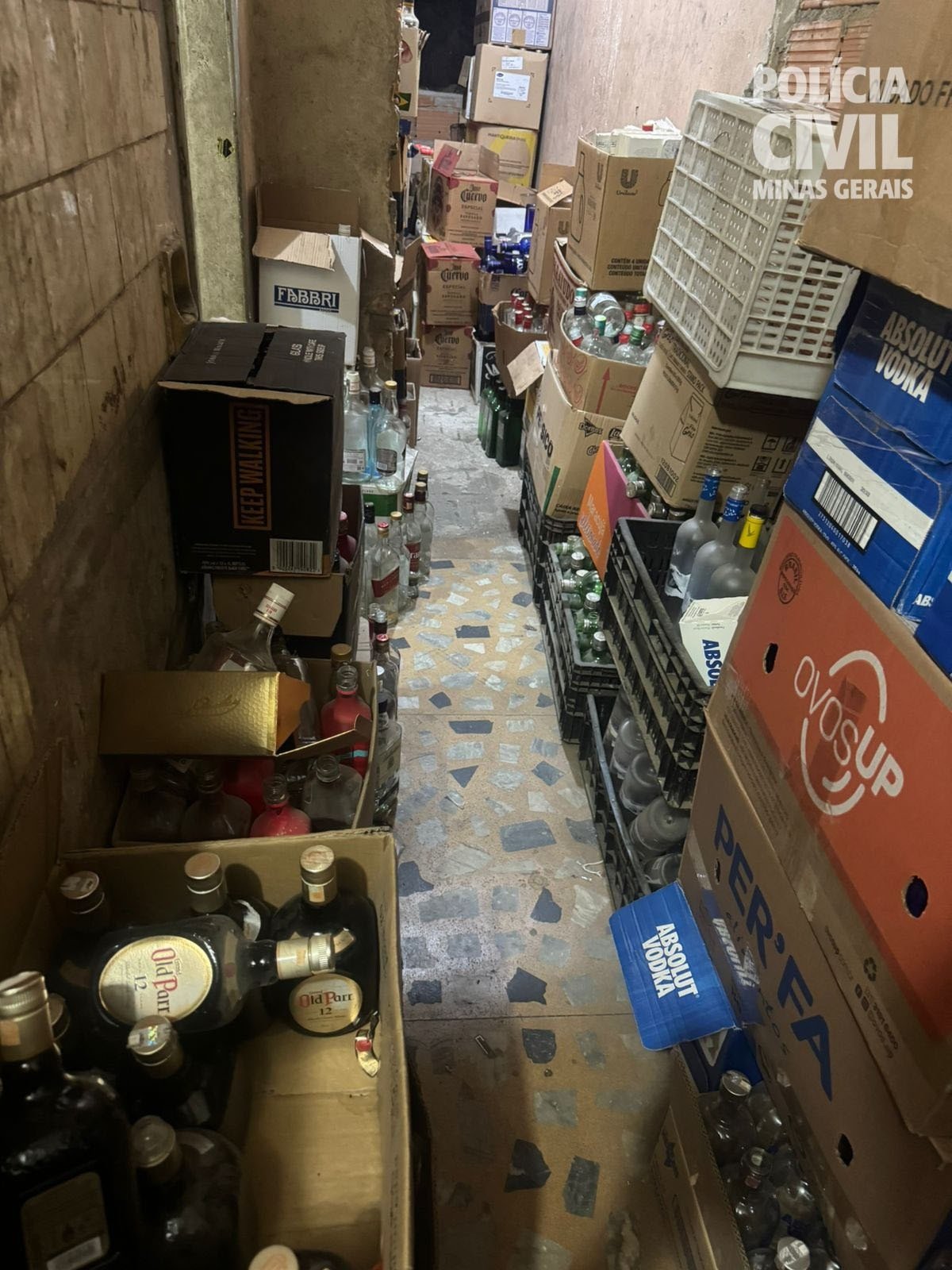 Durante a ação, os policiais apreenderam cerca de 15 mil garrafas vazias de marcas conhecidas, que eram usadas para envase clandestino de bebidas adulteradas-Reprodução/PCMG