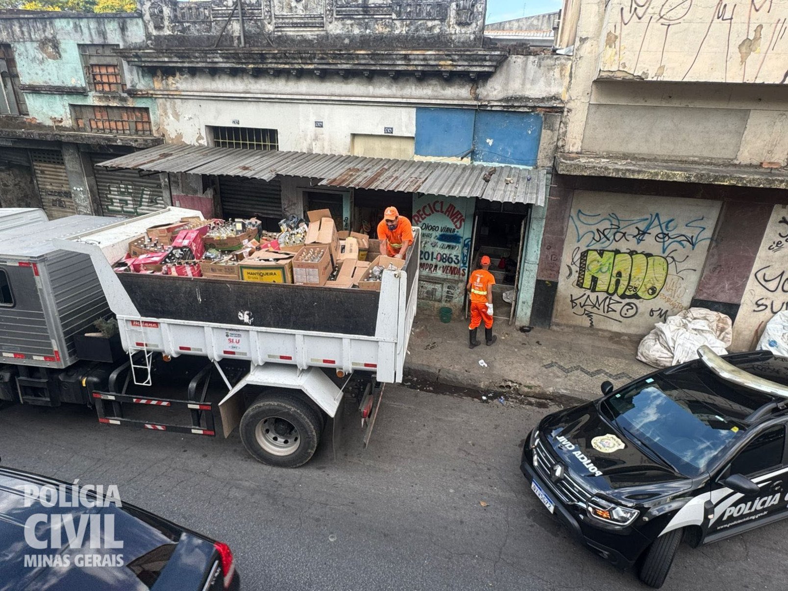 Durante a ação, os policiais apreenderam cerca de 15 mil garrafas vazias de marcas conhecidas, que eram usadas para envase clandestino de bebidas adulteradas-Reprodução/PCMG