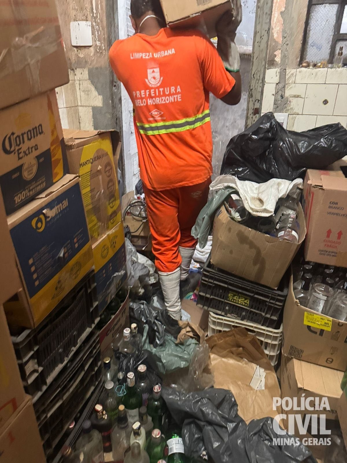 Durante a ação, os policiais apreenderam cerca de 15 mil garrafas vazias de marcas conhecidas, que eram usadas para envase clandestino de bebidas adulteradas-Reprodução/PCMG