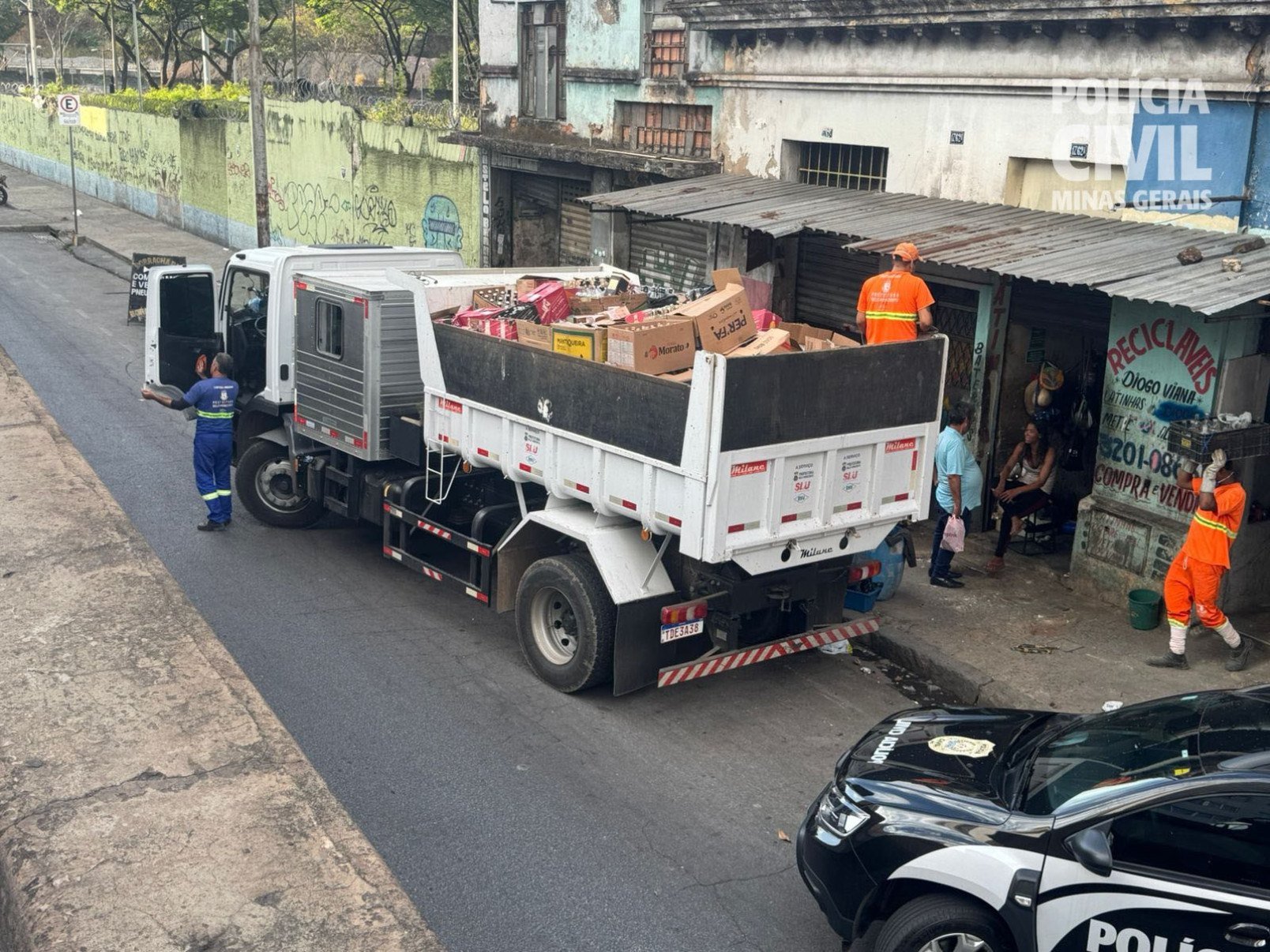 Durante a ação, os policiais apreenderam cerca de 15 mil garrafas vazias de marcas conhecidas, que eram usadas para envase clandestino de bebidas adulteradas-Reprodução/PCMG