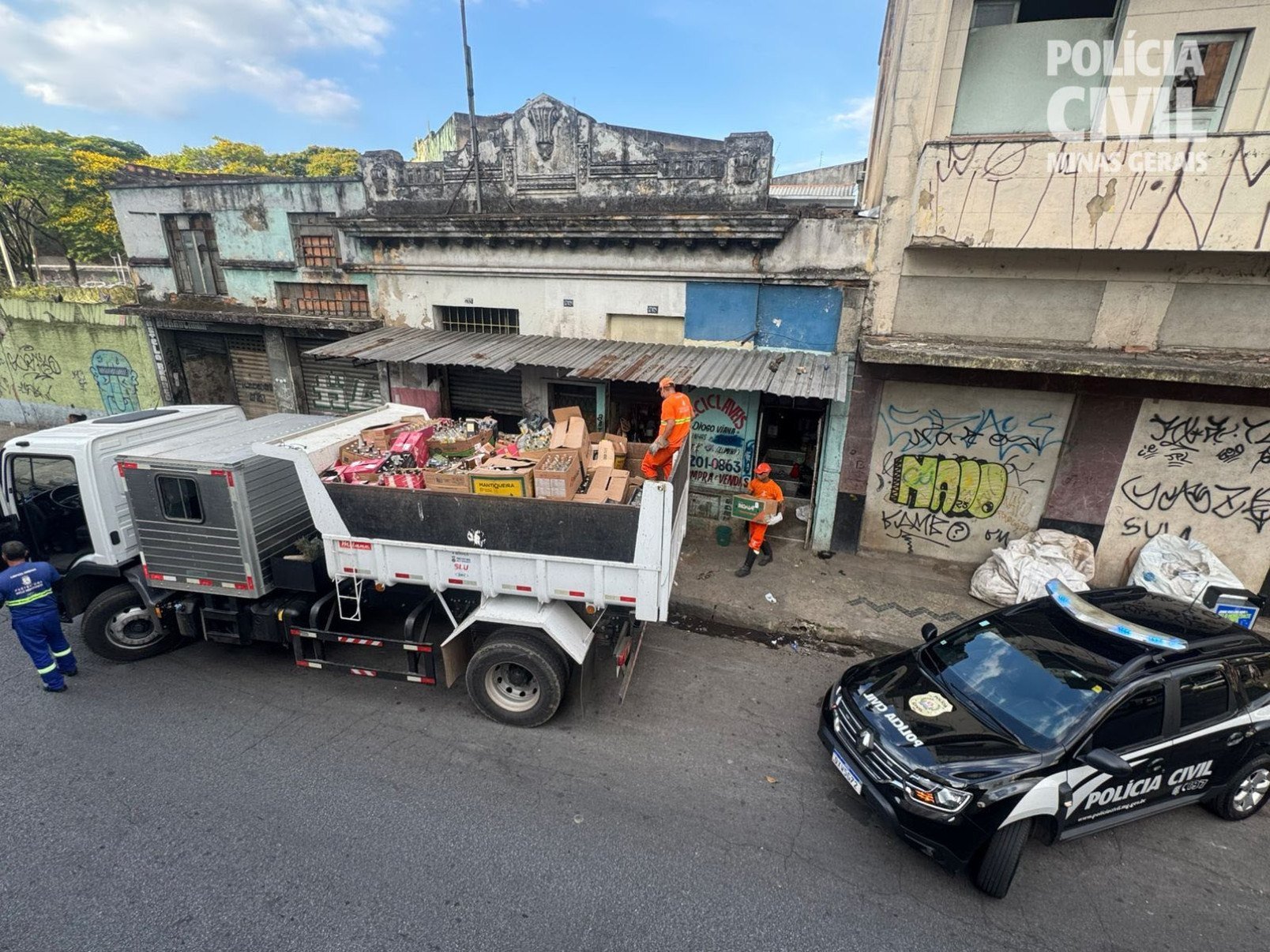 Durante a ação, os policiais apreenderam cerca de 15 mil garrafas vazias de marcas conhecidas, que eram usadas para envase clandestino de bebidas adulteradas-Reprodução/PCMG