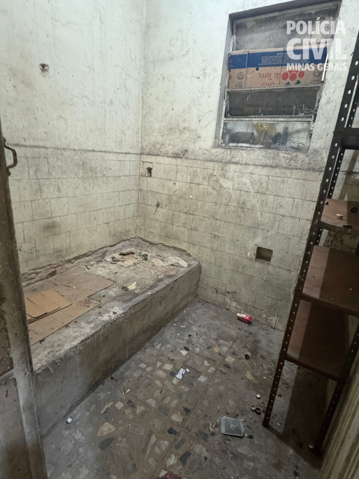 Durante a ação, os policiais apreenderam cerca de 15 mil garrafas vazias de marcas conhecidas, que eram usadas para envase clandestino de bebidas adulteradas-Reprodução/PCMG