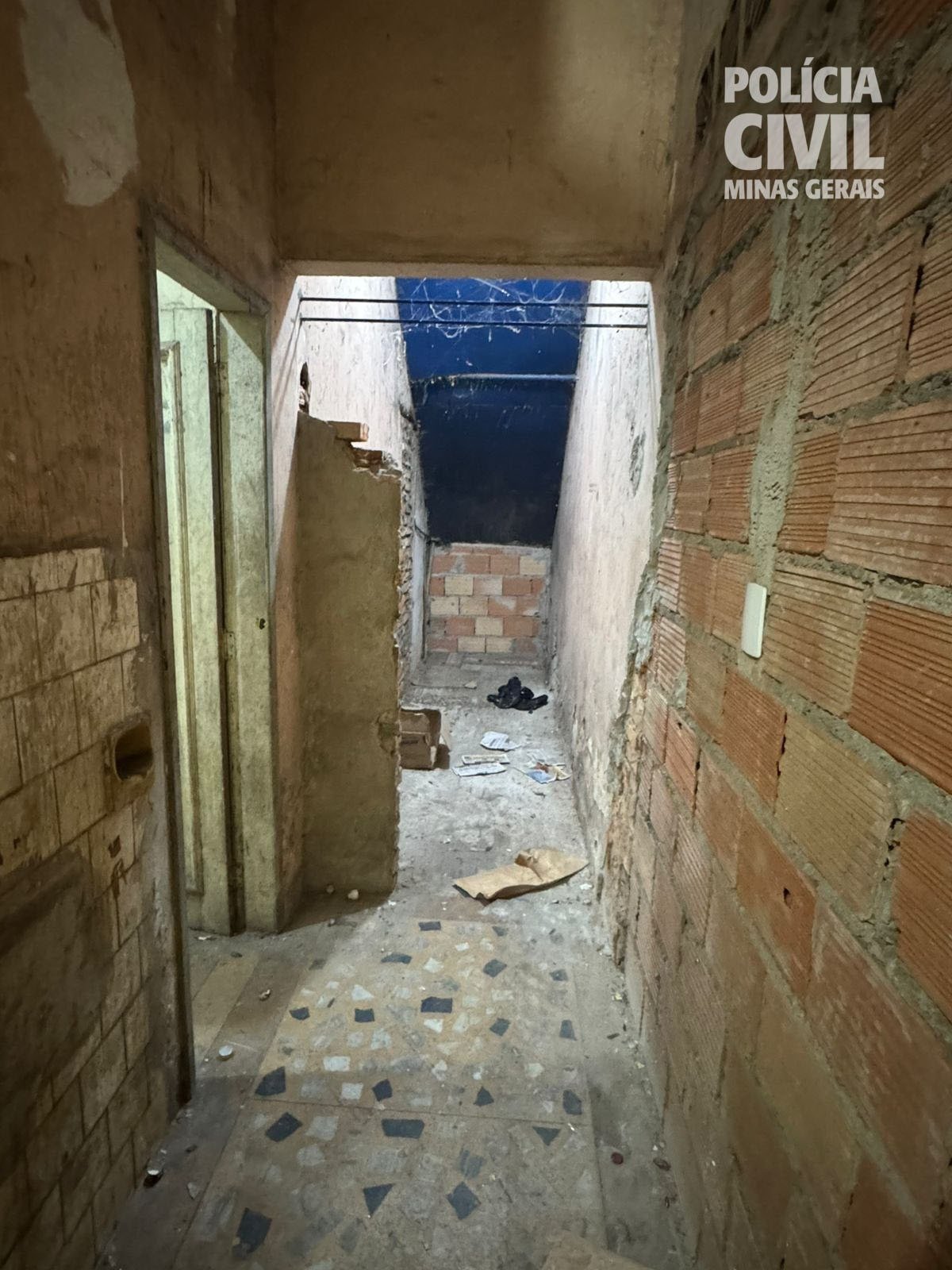 Durante a ação, os policiais apreenderam cerca de 15 mil garrafas vazias de marcas conhecidas, que eram usadas para envase clandestino de bebidas adulteradas-Reprodução/PCMG