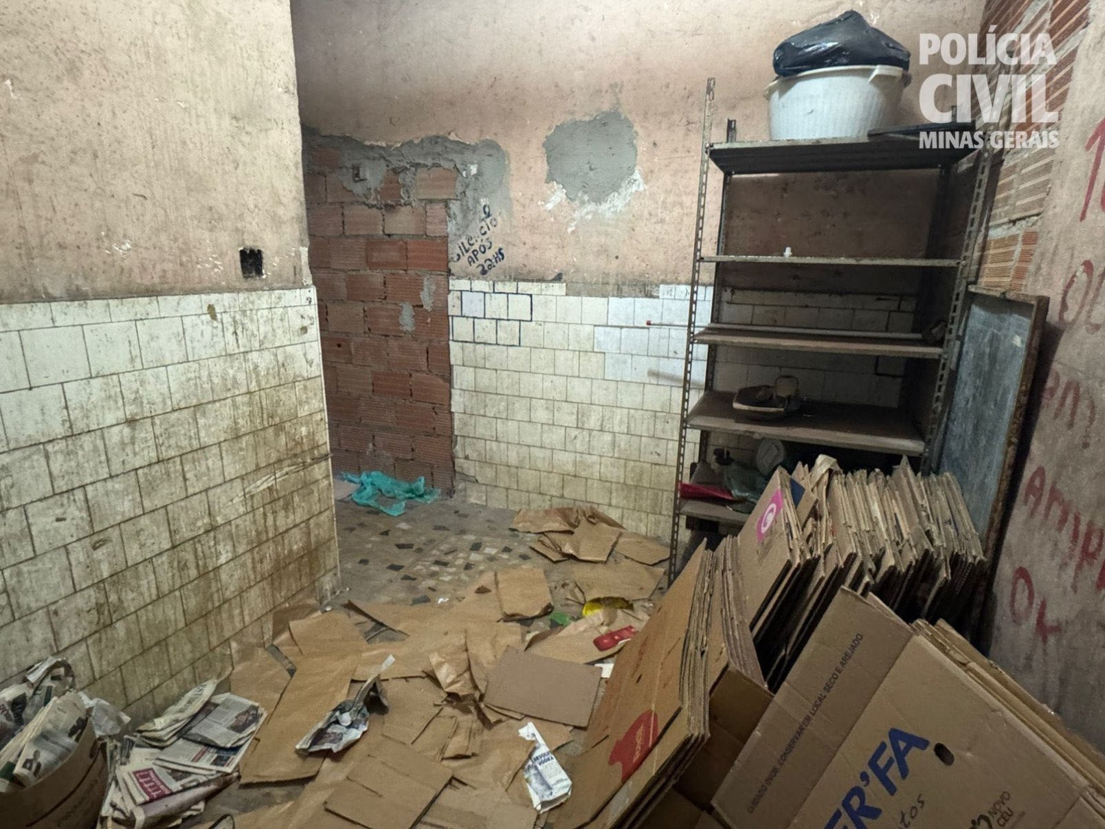 Durante a ação, os policiais apreenderam cerca de 15 mil garrafas vazias de marcas conhecidas, que eram usadas para envase clandestino de bebidas adulteradas-Reprodução/PCMG