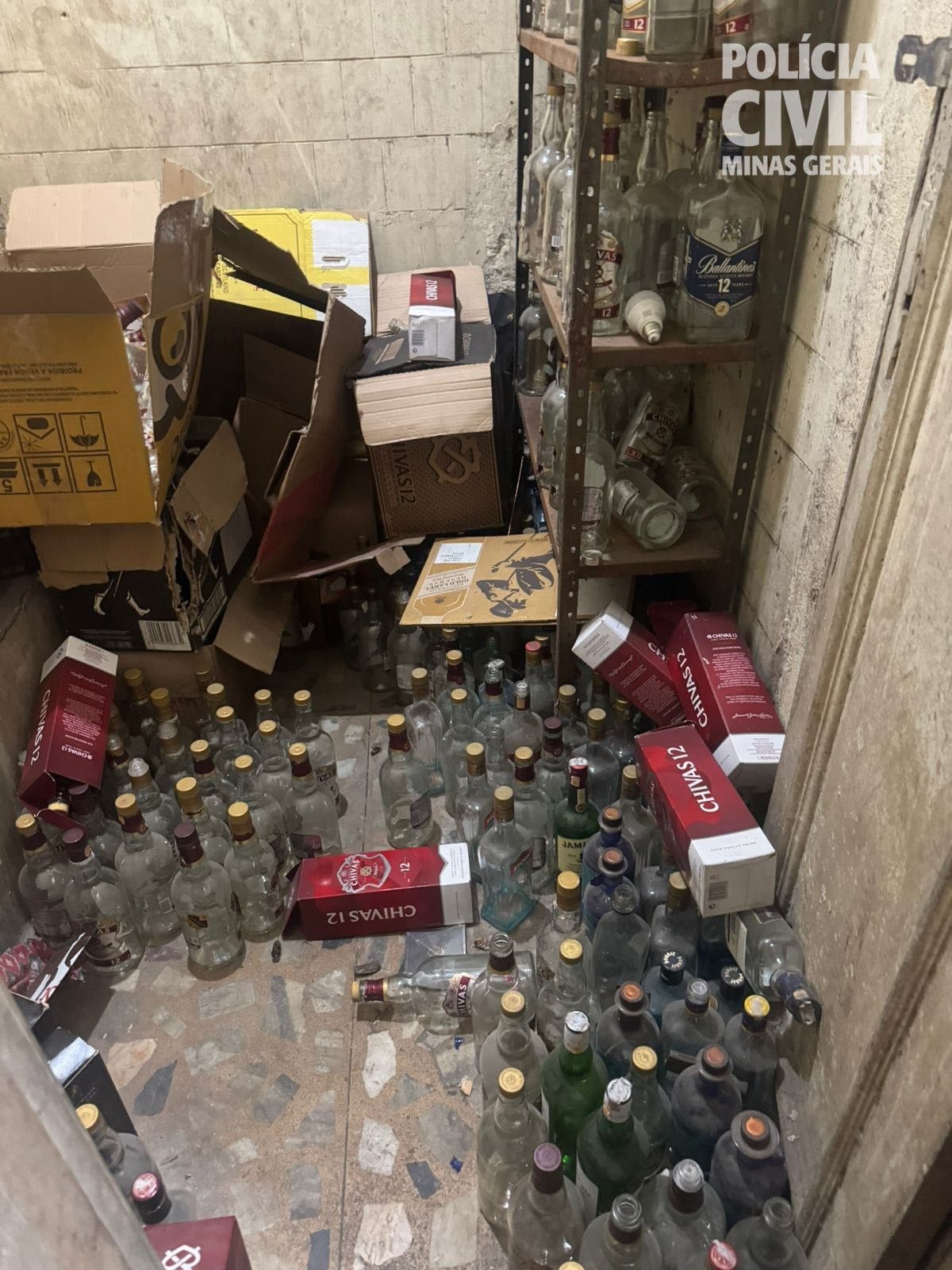 Durante a ação, os policiais apreenderam cerca de 15 mil garrafas vazias de marcas conhecidas, que eram usadas para envase clandestino de bebidas adulteradas-Reprodução/PCMG