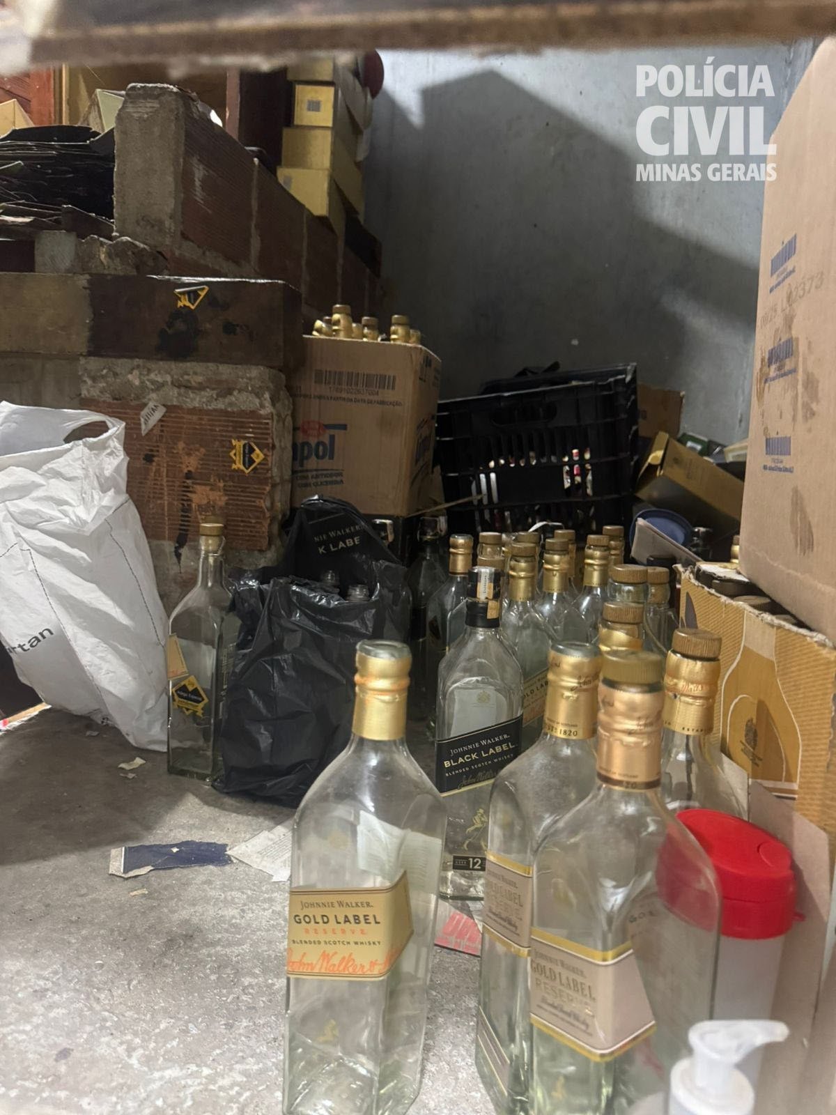 Durante a ação, os policiais apreenderam cerca de 15 mil garrafas vazias de marcas conhecidas, que eram usadas para envase clandestino de bebidas adulteradas-Reprodução/PCMG