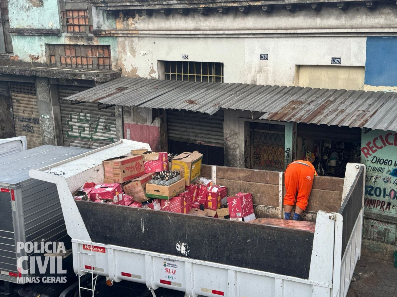 Durante a ação, os policiais apreenderam cerca de 15 mil garrafas vazias de marcas conhecidas, que eram usadas para envase clandestino de bebidas adulteradas-Reprodução/PCMG