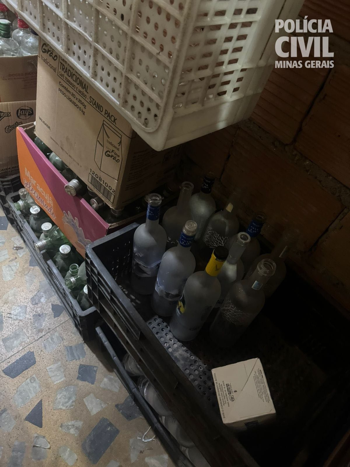 Durante a ação, os policiais apreenderam cerca de 15 mil garrafas vazias de marcas conhecidas, que eram usadas para envase clandestino de bebidas adulteradas-Reprodução/PCMG
