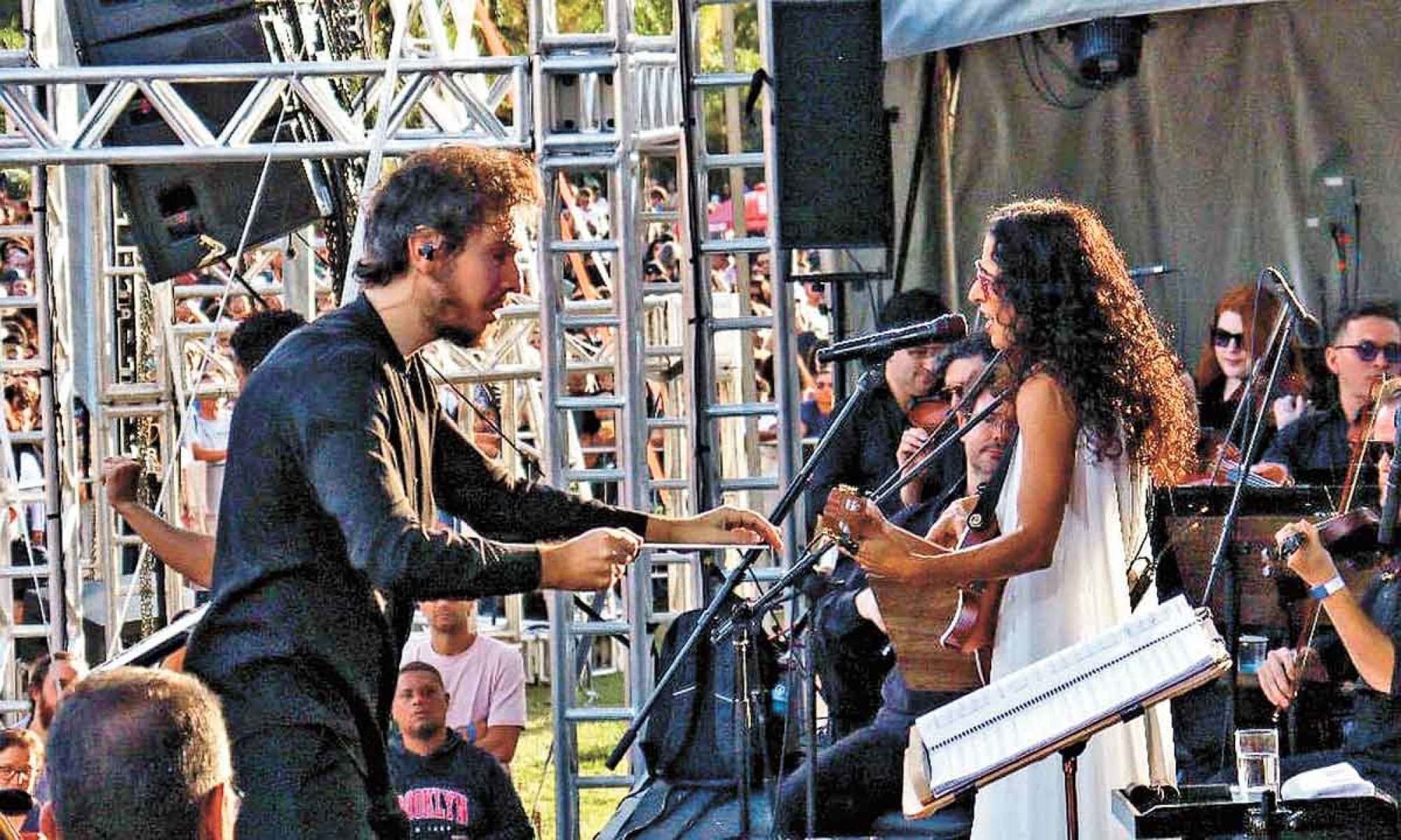 Maestro André Bachur e Marisa Monte durante concerto realizado na USP, em São Paulo