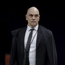 Como duas decisões de Moraes alcançam Carlos e Eduardo Bolsonaro