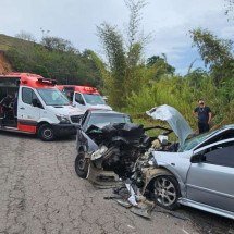 Cinco pessoas ficam feridas em acidente envolvendo três carros em Minas  - CBMMG/Divulgação 